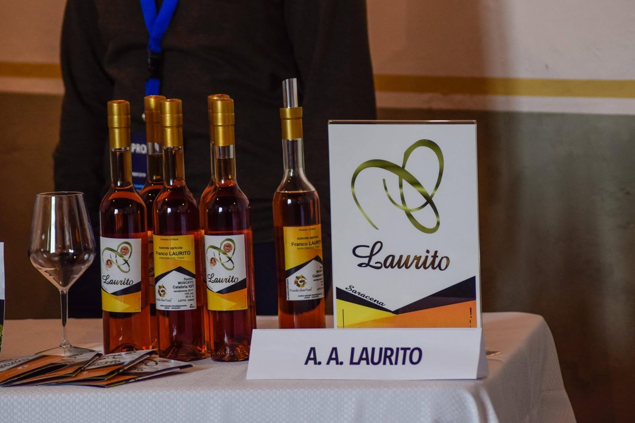 Le bottiglie del Moscato Laurito esposte a una fiera del territorio