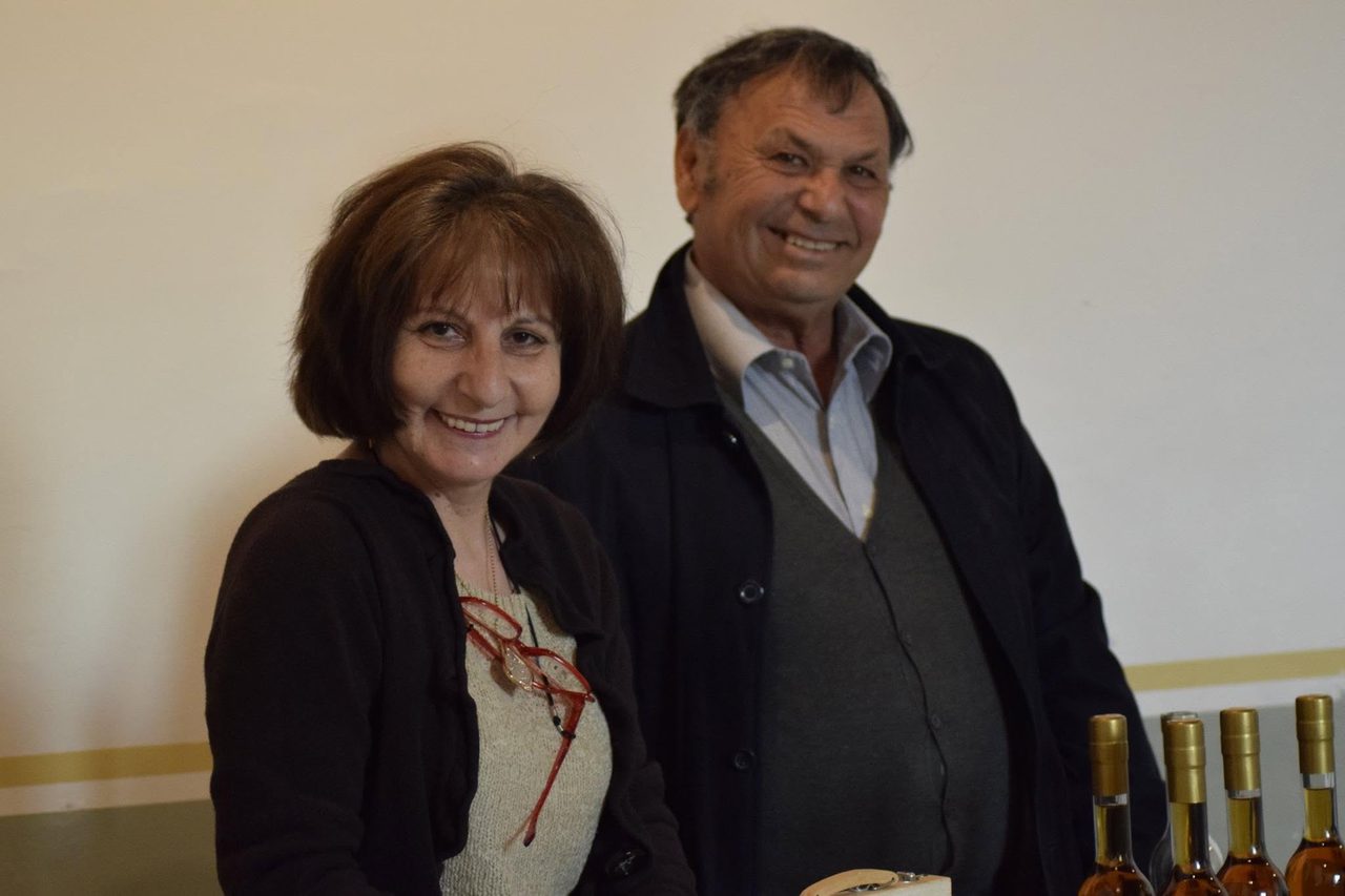 Franco Laurito con la moglie, sorridenti, durante una fiera del territorio
